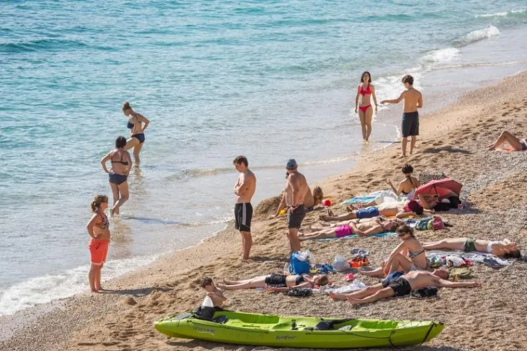 Plaža Banje je bila puna kupača.