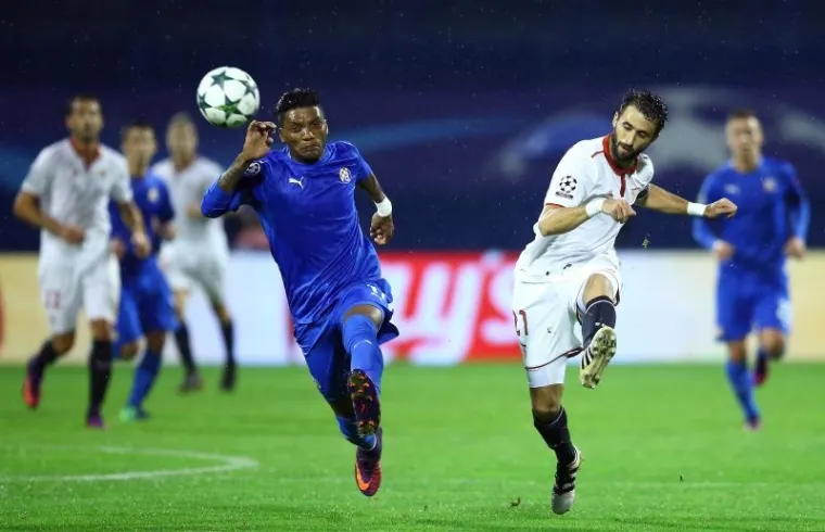 Trener Modrih Ivajlo Petev &scaron;okirao je postavom s kojom je napao jaku Sevillu. Naime, biv&scaron;i bugarski izbornik od prve minute je stavio Sosu, Kneževića i Benkovića, a u utakmici je igrao i s Pavičićem, Fiolićem&hellip;