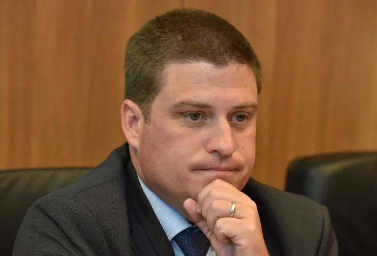 Oleg Butković ponovno je predložen za ministra mora, prometa i infrastrukture. Rođen je 1979. u Rijeci gdje je završio Pomorski fakultet. Diplomirani je inženjer nautike. Od 2005. bio je gradonačelnik Novog Vinodolskog. Od 2012. je član Predsjedništva i Središnjeg odbora HDZ-a. Predsjednik je HDZ-ovog Odbora za promet, pomorstvo i veze.