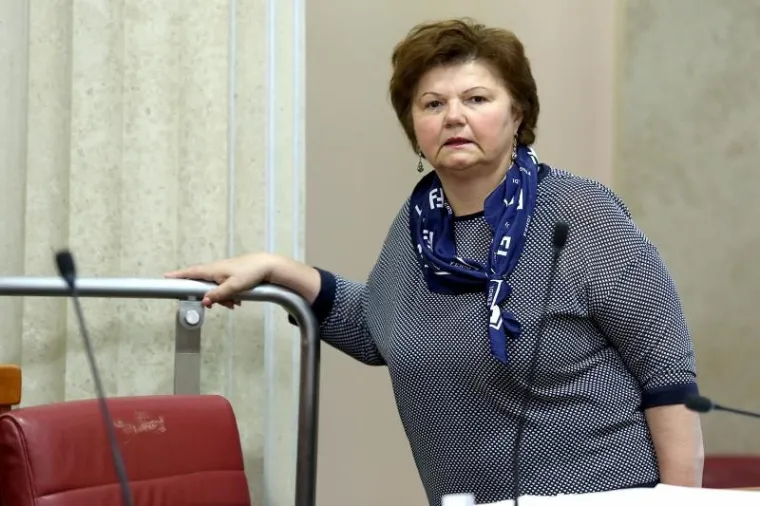 Kandidatkinja za ministricu demografije, obitelji, mladih i socijalnu politiku Nada Murganić rođena je 1958. u Karlovcu. Diplomirala je socijalni rad na Pravnom fakultetu u Zagrebu. Dugi niz godina vodi Dom za starije i nemoćne Sveti Antun u Karlovcu. Članica HDZ-a je od 1995. godine. U Hrvatskom saboru bila je članicom Odbora za lokalnu i područnu (regionalnu) samoupravu, Odbora za rad, mirovinski sustav i socijalno partnerstvo, te Odbora za ravnopravnost spolova.