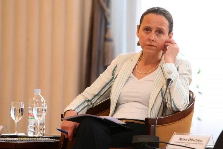 Kandidatkinja za ministricu kulture Nina Obuljen Koržinek rođena je 1970. u Dubrovniku. Diplomirala je violinu na Muzičkoj akademiji te francuski jezik i komparativnu književnost na Filozofskom fakultetu Sveučilišta u Zagrebu. Doktorirala na znanstvenom poslijediplomskom studiju komparativne politike na Fakultetu političkih znanosti.   Završila je Diplomatsku akademiju Ministarstva vanjskih poslova. Zaposlena je kao znanstvena suradnica u Odjelu za kulturu i komunikacije Instituta za razvoj i međunarodne odnose. U Ministarstvu kulture radila je od 2006. do 2011. godine kao pomoćnica ministra te državna tajnica. Od 2012. do 2014. godine bila je Predsjednica Programskog vijeća HRT-a.