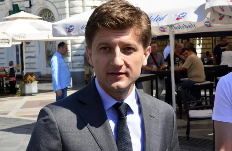 Zdravko Marić ponovno je predložen za ministra financija. Rođen je 1977. u Slavonskom Brodu, a na zagrebačkom Ekonomskom fakultetu diplomirao je 2000., smjer Financije. Doktorirao je 2008. na temu “Utjecaj izravnih inozemnih ulaganja na produktivnost hrvatskih poduzeća”. U Ministarstvu financija počeo je raditi 2006. kao pomoćnik ministra za makroekonomske analize i planiranje, a 2008. postao je državni tajnik u Ministarstvu financija. Prije dolaska na ministarsku funkciju bio je izvršni direktor Agrokora za strategiju i tržišta kapitala.