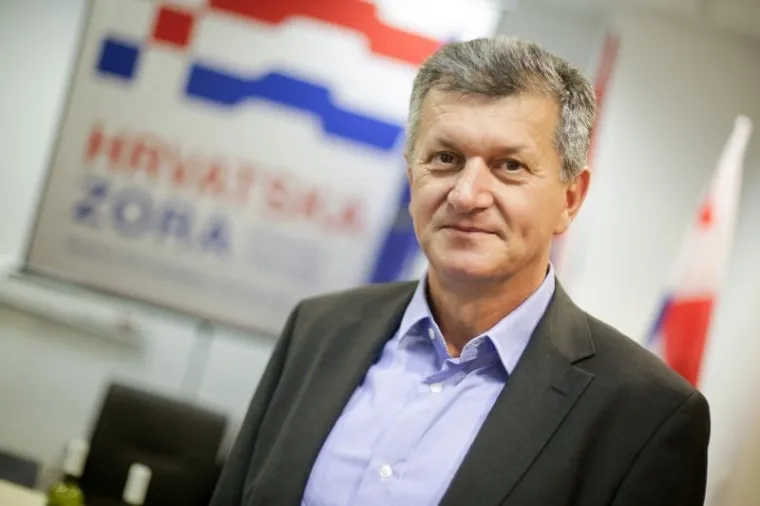 Kandidat za ministra zdravstva Milan Kujundžić rođen je 1957. godine u Ivanbegovini kod Imotskog. Diplomirao je na zagrebačkom Medicinskom fakultetu u Zagrebu 1982. godine, a 1992. godine obranio je doktorsku disertaciju. Po zanimanju je liječnik, specijalist je interne medicine i subspecijalist gastroenterologije. Od 1996. godine pročelnik je Zavoda za gastroenterologiju u Kliničkoj bolnici Dubrava. Tijekom 2004. četiri je mjeseca bio pomoćnik tadašnjem ministru zdravstva Andriji Hebrangu. Profesor je i na Farmaceutsko-biokemijskom fakultetu Sveučilišta u Zagrebu. Član je HDZ-a.
