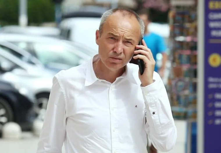 Damir Krstičević, rođen 1969. u Vrgorcu, kandidat je za potpredsjednika Vlade i ministra obrane. Zavr&scaron;io je Vojnu akademiju kopnene vojske u Beogradu 1991., a tijekom Domovinskog rata obna&scaron;ao je dužnost zapovjednika 4. gardijske brigade. Bio je ranjen u vrijeme pripremnih operacija za Oluju. Godine 1998. postaje zamjenik načelnika Glavnog stožera Hrvatske vojske. Potpisnik je pisma dvanaestorice visokih vojnih zapovjednika koji su 2000. zatražili prestanak kriminalizacije Domovinskog rata, a koje je potom predsjednik Mesić poslao u mirovinu. Direktor je tvrtke KING ICT, jednog od najvećih dobavljača računalne opreme državnih institucija. Bio je i saborski zastupnik HDZ-a.