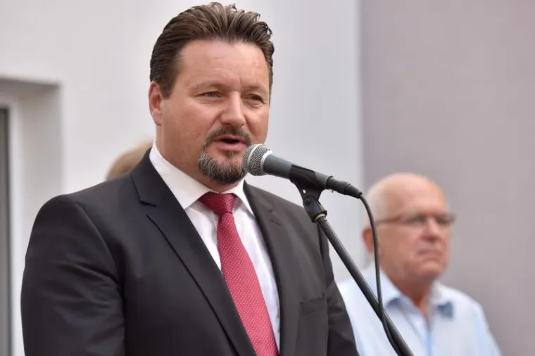 Lovro Ku&scaron;čević, rođen 1975. u Supetru na Braču, ostaje na mjestu ministra graditeljstva i prostornog uređenja. Prethodno je obna&scaron;ao dužnost načelnika Općine Nereži&scaron;ća.Diplomirani je pravnik. Predsjednik je HDZ-ovog Nacionalnog odbora za prostorno uređenje i graditeljstvo.