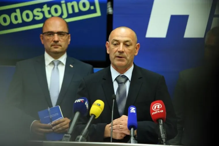 Kandidat za ministra hrvatskih branitelja, brigadni general Tomo Medved rođen je 1968. u Cetingradu. Bio je načelnik stožera 1. gardijske brigade, a nakon Domovinskog rata nastavio je vojnu karijeru. Prvostupnik je ekonomije i &scaron;kolovani časnik, koji je zavr&scaron;io Zapovjedno-stožernu &scaron;kolu Blago Zadro i Ratnu &scaron;kolu Ban Josip Jelačić. Predsjednik je Udruge veterana Tigrova te član HDZ-ovog Odbora za branitelje.