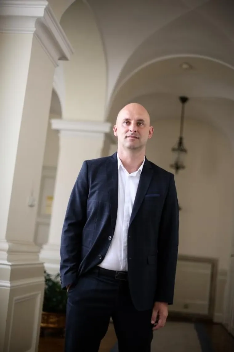 Tihomir Tolu&scaron;ić, rođen 1979. u Virovitici, bio je uproloj vladi ministar regionalnog razvoja i fondova EU, a sada je preldožen za ministra poljoprivrede. Diplomirani je pravnik, a 2006. je zavr&scaron;io i Akademiju za politički razvoj Vijeća Europe. U dva mandata, od 2008. do 2015. bio je župan Virovitičko-podravske županije, a bio je i na čelu Hrvatske zajednice županija.