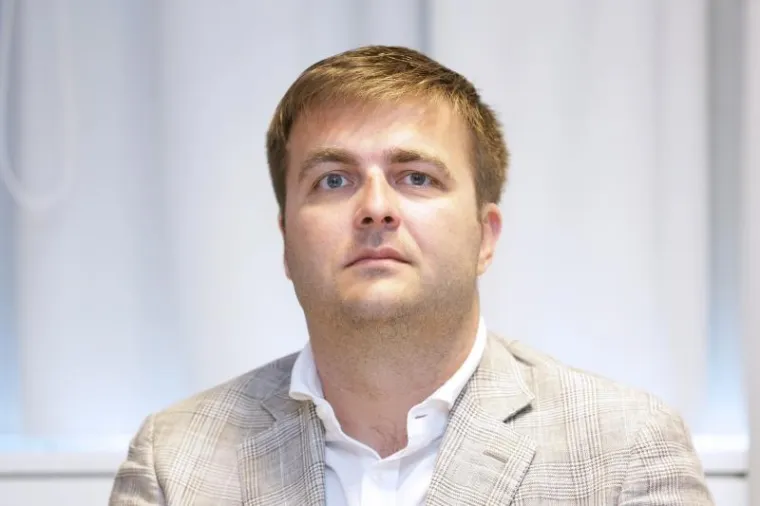 Kandidat za ministra rada i mirovinskog sustava Tomislav Ćorić rođen je 1979. u Pločama. Doktor je ekonomskih znanosti i član Hrvatskog dru&scaron;tva ekonomista. Od 2003. godine radi na Katedri za financije Ekonomskog fakulteta u Zagrebu. Predsjednik je HDZ-ovog Odbora za financije.