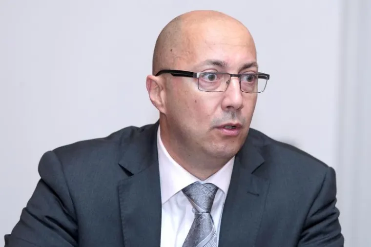 Ivan Kovačić rođen je 1973. u Splitu i kandidat je Mosta za potpredsjednika Vlade i ministra uprave. Po zanimanju je stomatolog. Osnivač je i pročelnik Katedre za dentalnu protetiku na Studiju dentalne medicine Medicinskog fakulteta u Splitu. Od 2013. je gradonačelnik Omi&scaron;a. U proplom sazivu Sabora bio je potpredsjednik Odbora za turizam.