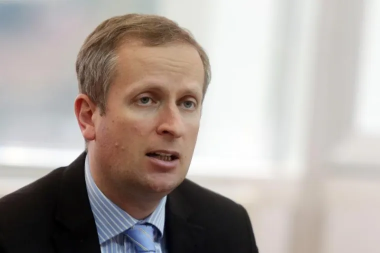 Ante &Scaron;prlje, rođen 1979. u Metkoviću, ponovno je kandidat Mosta za ministra pravosuđa. Diplomirani je pravnik. Do dolaska na minsitarsku dužnost radio je kao sudac u Općinskom sudu u Metkoviću.