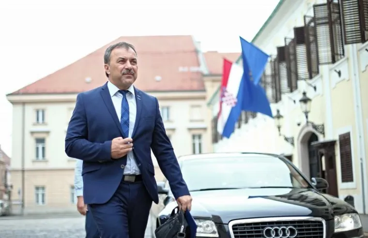 Vlaho Orepić, rođen 1968. ponovno je Mostov kandidat za ministra unutarnjih poslova. Diplomirani ej inženjer pomorskog prometa, a na Kineziolo&scaron;kom fakultetu u Zagrebu stekao je zvanje vi&scaron;eg &scaron;portskog trenera fitnessa. Sudionik je Domovinskog rata i sudjelovao je u osnivanju  ratne luke Ploče.