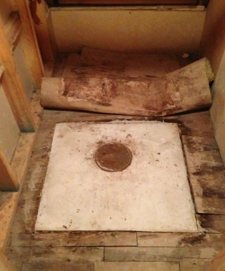 Sef je bio ispod saga, dobro zabetoniran u bloku cementa.