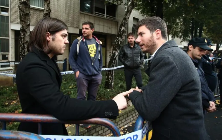 Deložacija Mirka Dukića i njegove obitelji iz stana na Svetom Duhu u Zagrebu započela je u 10 sati, a uoči deložacije ispred zgrade su se okupili brojni građani i aktivisti. Među njima su bili i saborski zastupnici Pernar i Sinčić