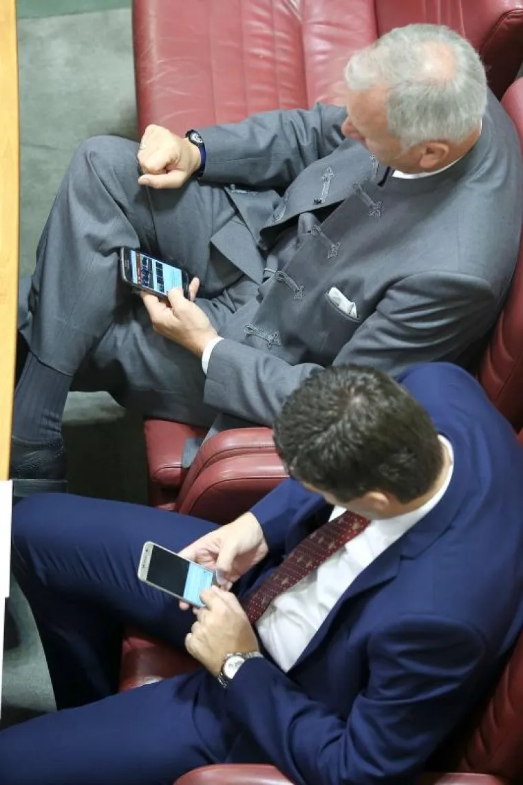 Saborski zastupnici tro&scaron;e vrijeme na razne načine dok čekaju svoj red za raspravu.