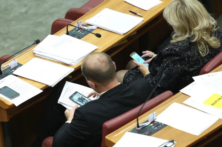 NEKOME JE DOSADNO? Pogledajte &scaron;to zastupnici rade u sabornici dok čekaju na red za raspravu