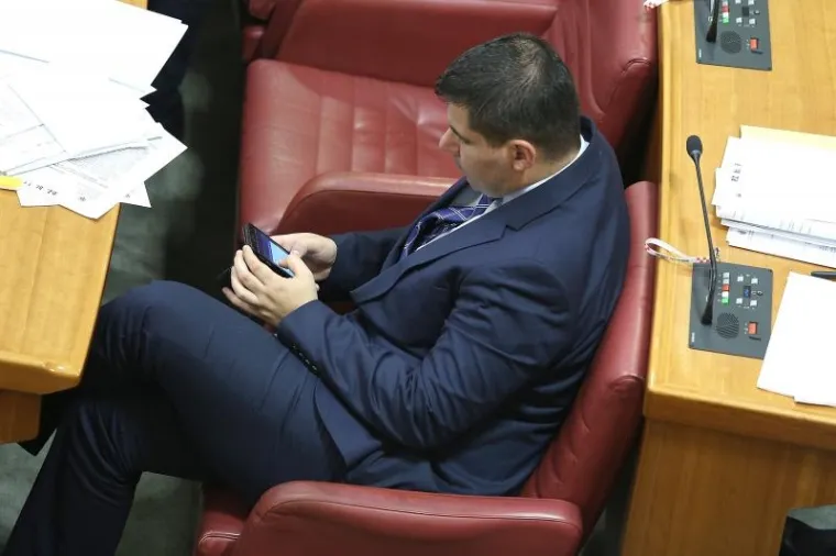 NEKOME JE DOSADNO? Pogledajte &scaron;to zastupnici rade u sabornici dok čekaju na red za raspravu