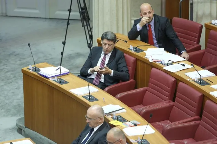 NEKOME JE DOSADNO? Pogledajte &scaron;to zastupnici rade u sabornici dok čekaju na red za raspravu