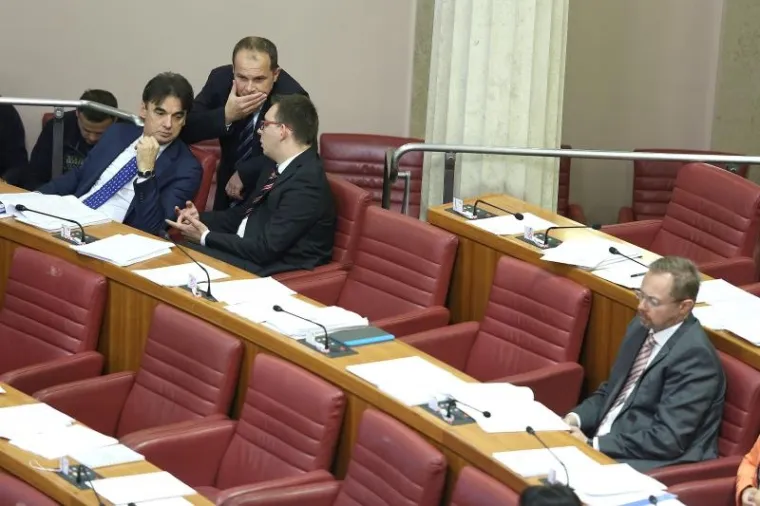 NEKOME JE DOSADNO? Pogledajte &scaron;to zastupnici rade u sabornici dok čekaju na red za raspravu