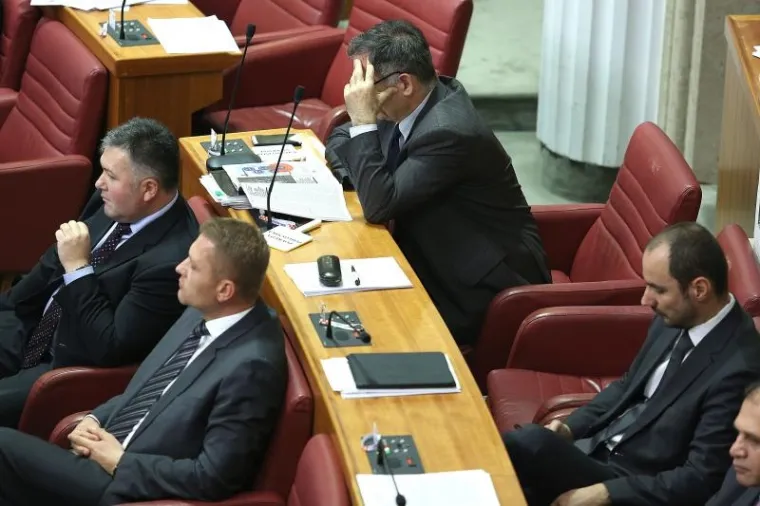 NEKOME JE DOSADNO? Pogledajte &scaron;to zastupnici rade u sabornici dok čekaju na red za raspravu