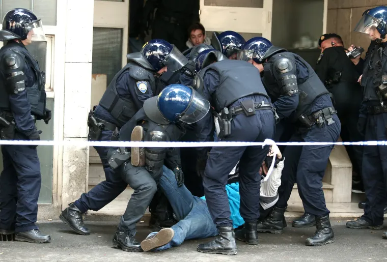 Policija na deložaciji u Zagrebu nasilno odvukla aktiviste i saborske zastupnike Živog zida