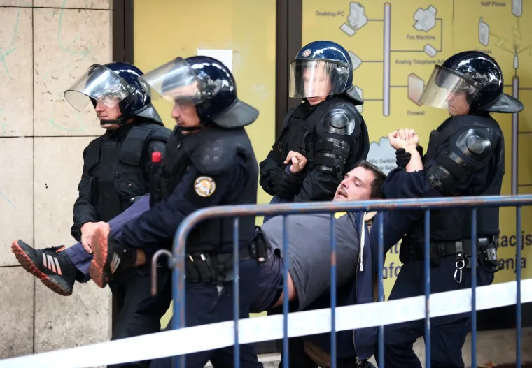 Policija na deložaciji u Zagrebu nasilno odvukla aktiviste i saborske zastupnike Živog zida