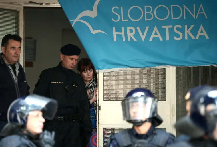Policija na deložaciji u Zagrebu nasilno odvukla aktiviste i saborske zastupnike Živog zida