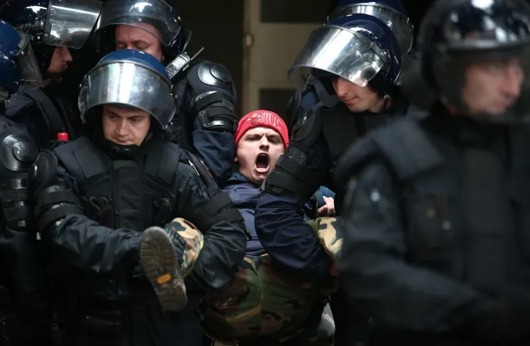 Policija na deložaciji u Zagrebu nasilno odvukla aktiviste i saborske zastupnike Živog zida