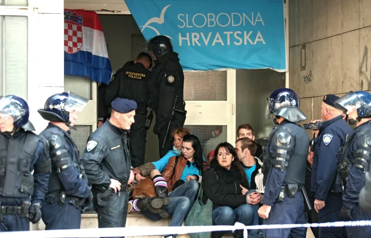 Policija na deložaciji u Zagrebu nasilno odvukla aktiviste i saborske zastupnike Živog zida