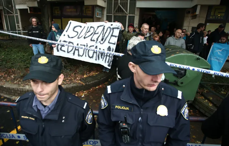 Policija na deložaciji u Zagrebu nasilno odvukla aktiviste i saborske zastupnike Živog zida