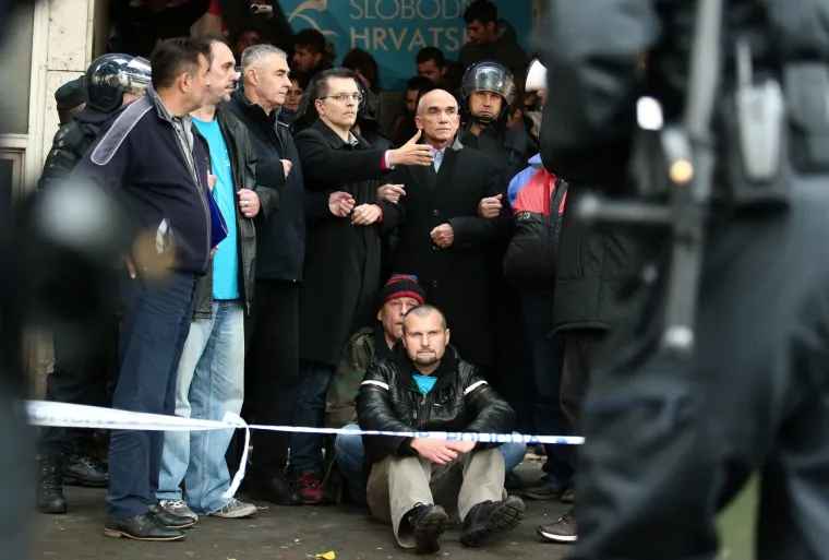 Policija na deložaciji u Zagrebu nasilno odvukla aktiviste i saborske zastupnike Živog zida