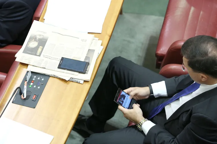 Saborski zastupnici na razne načine kratili vrijeme tijekom maratonske sjednice