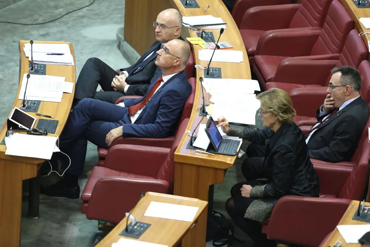 Saborski zastupnici na razne načine kratili vrijeme tijekom maratonske sjednice