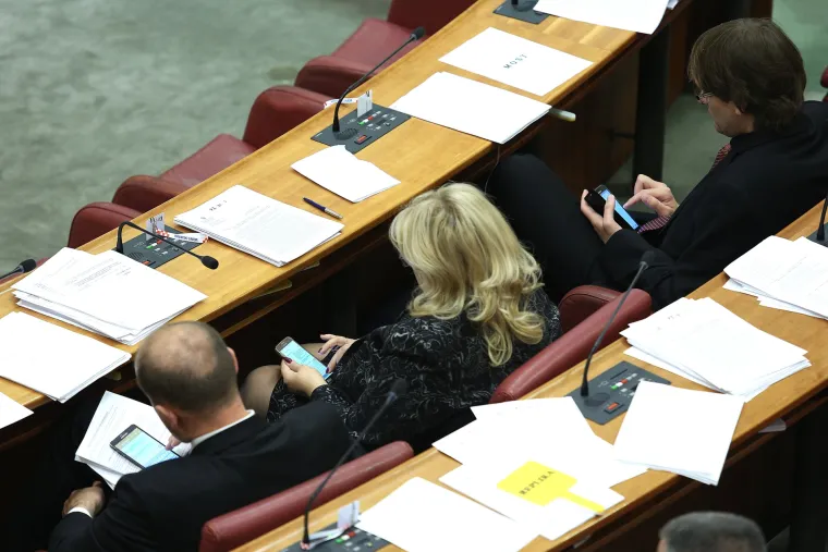 Saborski zastupnici na razne načine kratili vrijeme tijekom maratonske sjednice