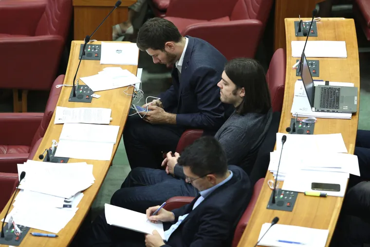 Saborski zastupnici na razne načine kratili vrijeme tijekom maratonske sjednice