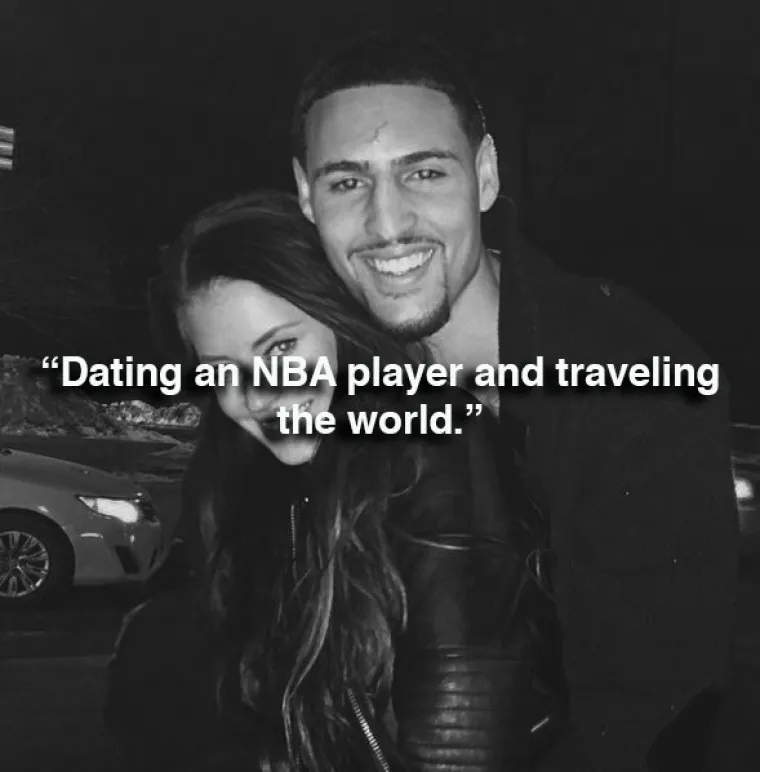 U vezi je s NBA košarkašem i putuje svijetom.