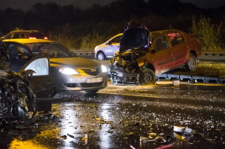 Te&scaron;ka prometna na Zagrebačkoj aveniji: smrskani automobili, dvoje ozlijeđenih