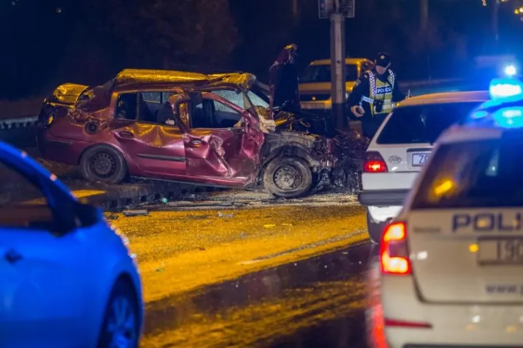 Te&scaron;ka prometna na Zagrebačkoj aveniji: smrskani automobili, dvoje ozlijeđenih