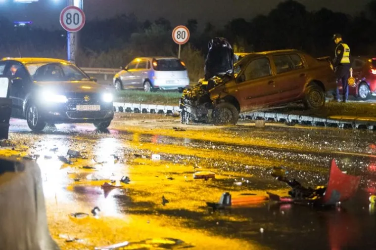 Te&scaron;ka prometna na Zagrebačkoj aveniji: smrskani automobili, dvoje ozlijeđenih
