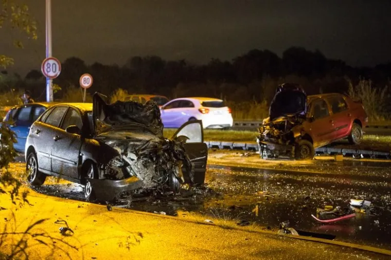 Te&scaron;ka prometna na Zagrebačkoj aveniji: smrskani automobili, dvoje ozlijeđenih