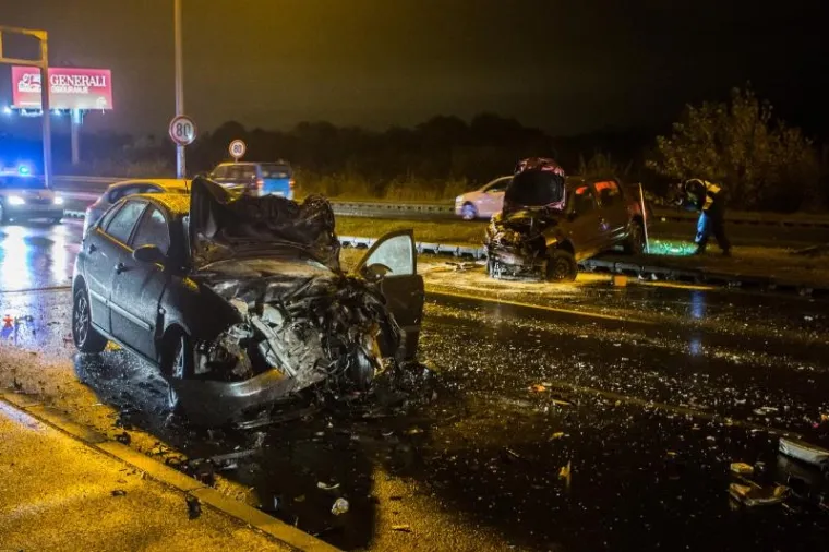 Te&scaron;ka prometna na Zagrebačkoj aveniji: smrskani automobili, dvoje ozlijeđenih