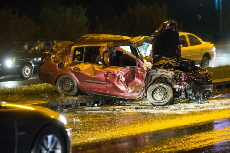 Te&scaron;ka prometna na Zagrebačkoj aveniji: smrskani automobili, dvoje ozlijeđenih