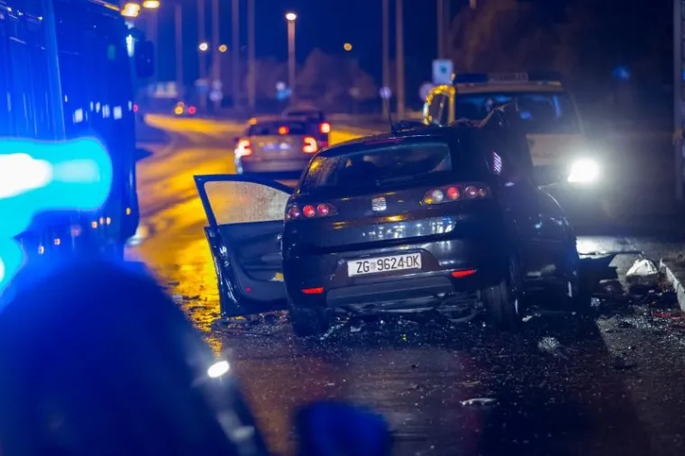 Te&scaron;ka prometna na Zagrebačkoj aveniji: smrskani automobili, dvoje ozlijeđenih