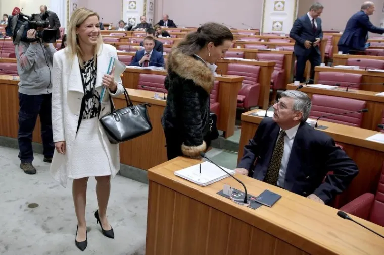 Dragica Roščić je odjenula bijelu suknju i crno-bijelu bluzu.
