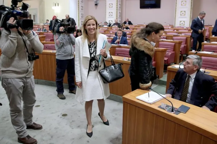 Kombinaciju je upotpunila bijelim kaputićem.
