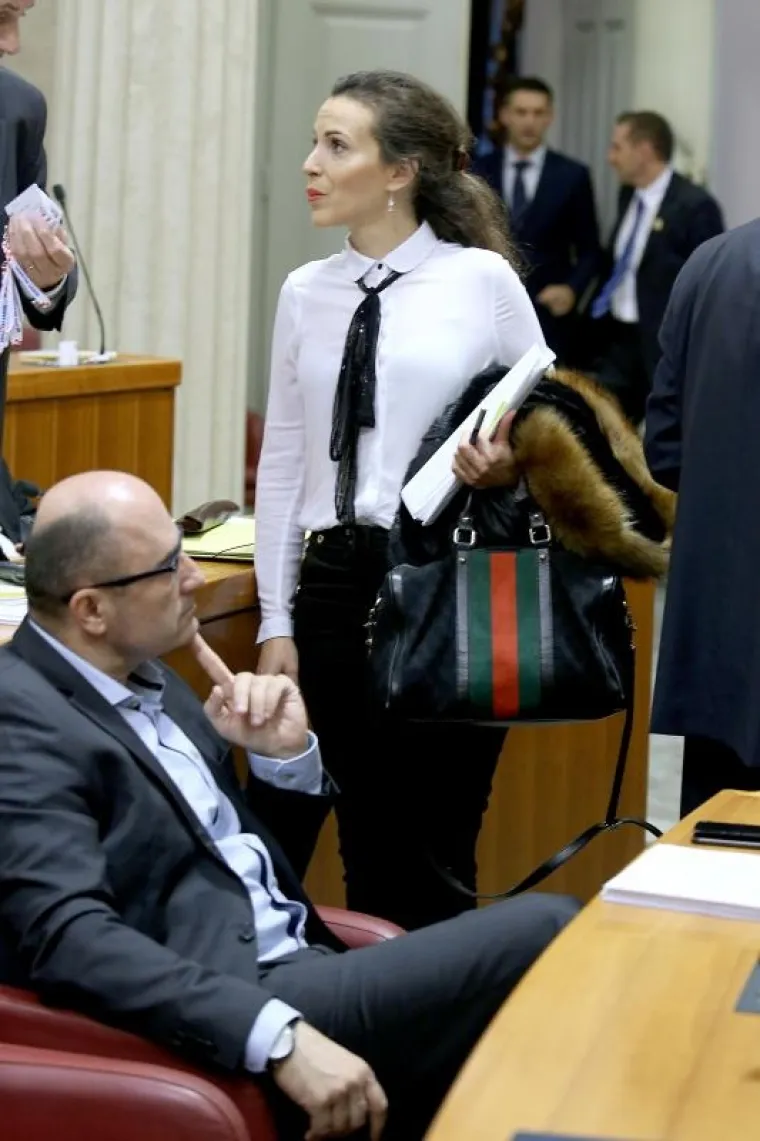 Crne hlače je kombinirala s bijelom košuljom sa crnim detaljem oko vrata.
