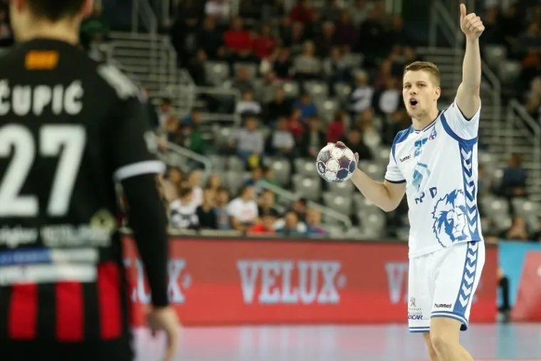 Bila je to prava drama u zagrebačkoj Areni u kojoj su zagrebački rukometa&scaron;i slavili iako su gubili pet razlike, a Vardar je proma&scaron;io dva napada u zadnju minutu. Na vratima Zagreba briljirao je Stevanović sa 14 obrana. Silvio Ivandija tako je debitirao s pobjedom na klupi hrvatskog prvaka.