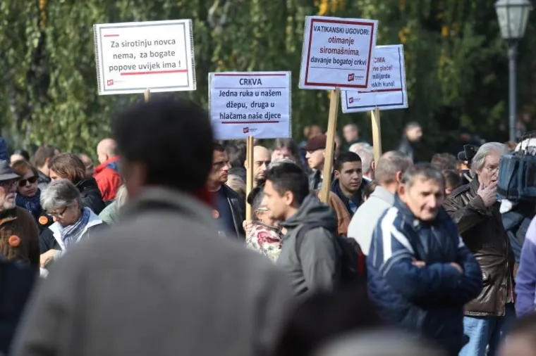 PROSVJED ZA RASKID VATIKANSKIH UGOVORA: Stotinjak okupljenih poručilo: 'Ako vjeruješ, plati pretplatu!'