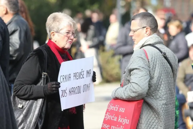 PROSVJED ZA RASKID VATIKANSKIH UGOVORA: Stotinjak okupljenih poručilo: 'Ako vjeruješ, plati pretplatu!'