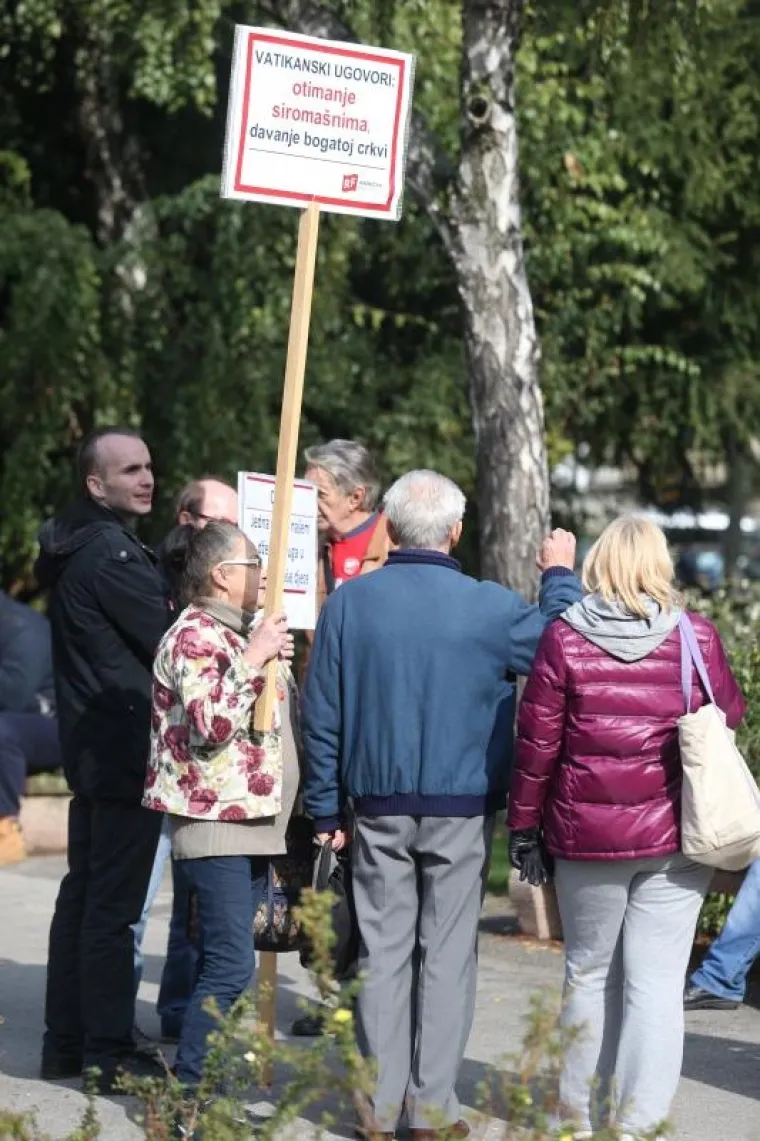 PROSVJED ZA RASKID VATIKANSKIH UGOVORA: Stotinjak okupljenih poručilo: 'Ako vjeruješ, plati pretplatu!'