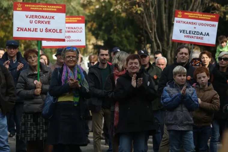 PROSVJED ZA RASKID VATIKANSKIH UGOVORA: Stotinjak okupljenih poručilo: 'Ako vjeruješ, plati pretplatu!'